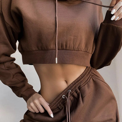Sudadera Crop con Capucha y Joggers - Estilo Athleisure