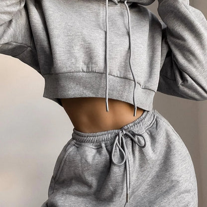 Sudadera Crop con Capucha y Joggers - Estilo Athleisure