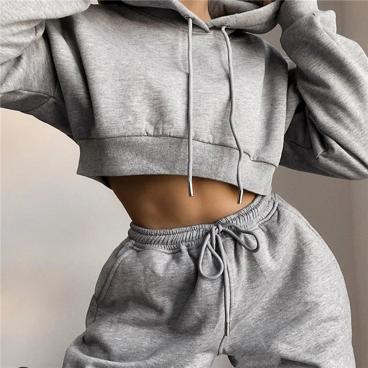 Sudadera Crop con Capucha y Joggers - Estilo Athleisure