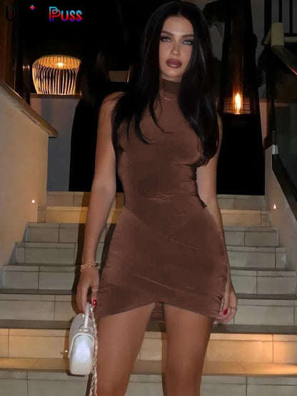 Vestido "Urban Chic": Diseño de Cuello Alto y Detalles Plisados