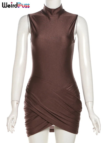 Vestido "Urban Chic": Diseño de Cuello Alto y Detalles Plisados