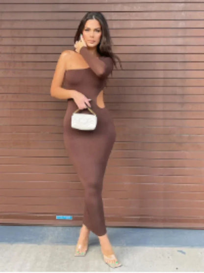 Vestido Diagonal Chic: Diseño Asimétrico con Abertura