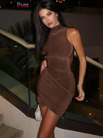 Vestido "Urban Chic": Diseño de Cuello Alto y Detalles Plisados