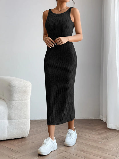 Vestido "Minimal Muse": Diseño Midi en Punto con Espalda Descubierta