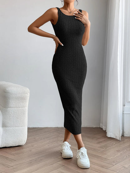 Vestido "Minimal Muse": Diseño Midi en Punto con Espalda Descubierta