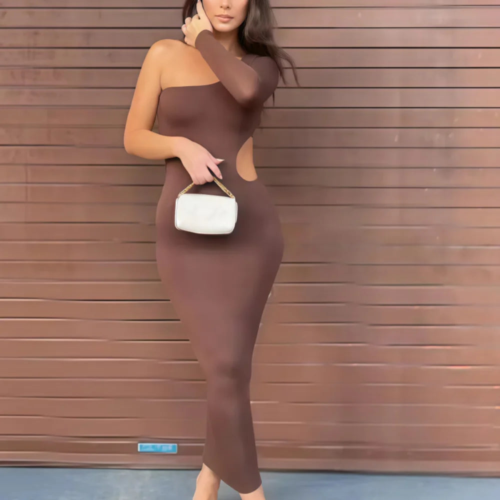 Vestido Diagonal Chic: Diseño Asimétrico con Abertura