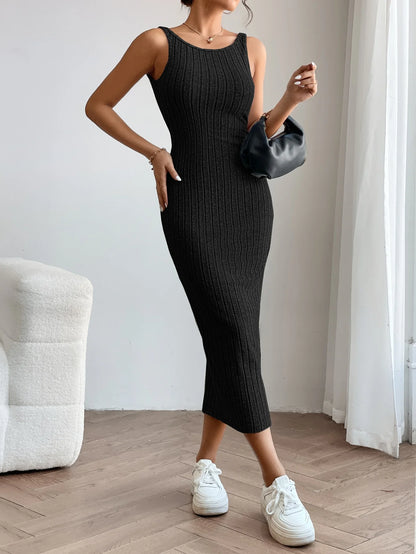 Vestido "Minimal Muse": Diseño Midi en Punto con Espalda Descubierta