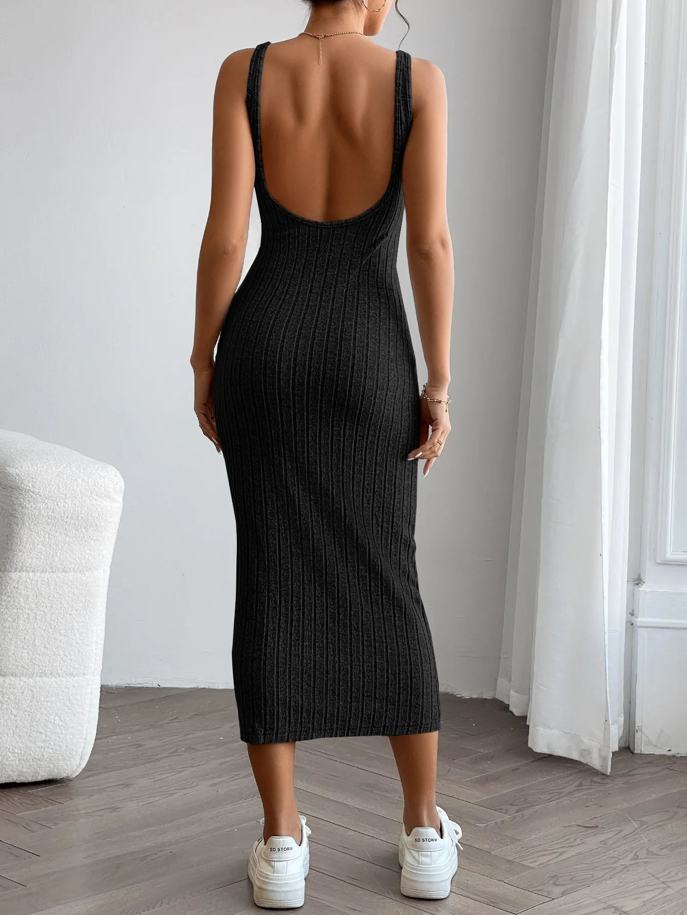 Vestido "Minimal Muse": Diseño Midi en Punto con Espalda Descubierta