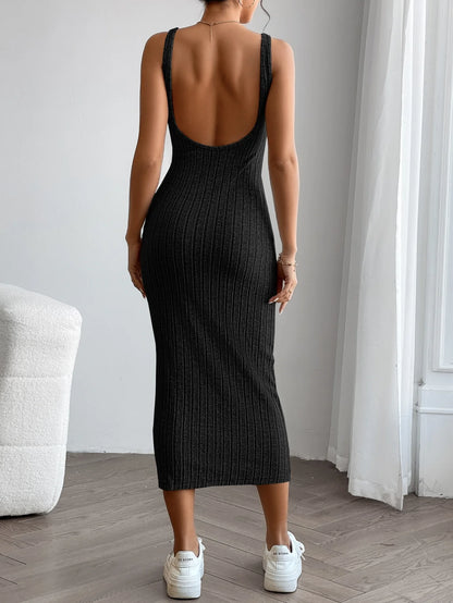 Vestido "Minimal Muse": Diseño Midi en Punto con Espalda Descubierta